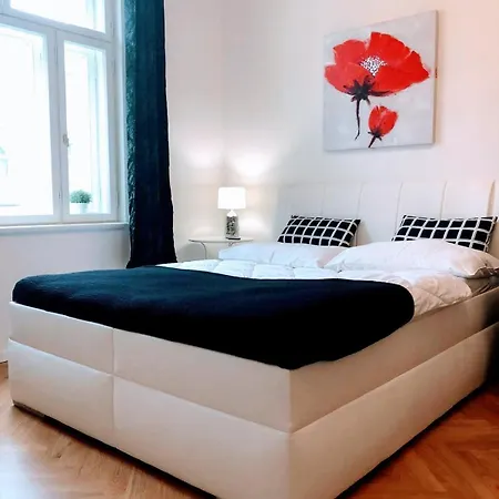 Charming Near The Historic Center Prague