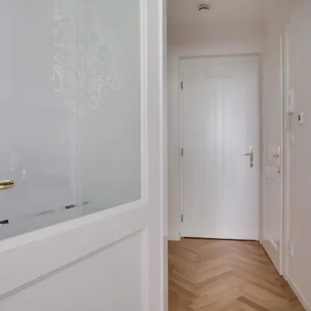 Charming Near The Historic Center * פראג