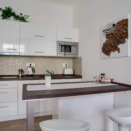 Charming Near The Historic Center * פראג